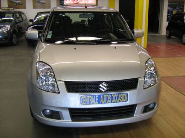 SUZUKI
 SWIFT