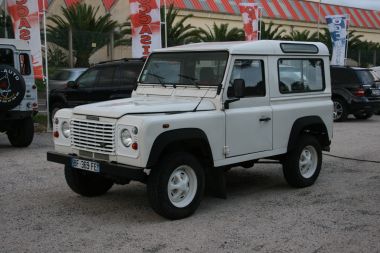 LAND ROVER
 90 DEFENDER